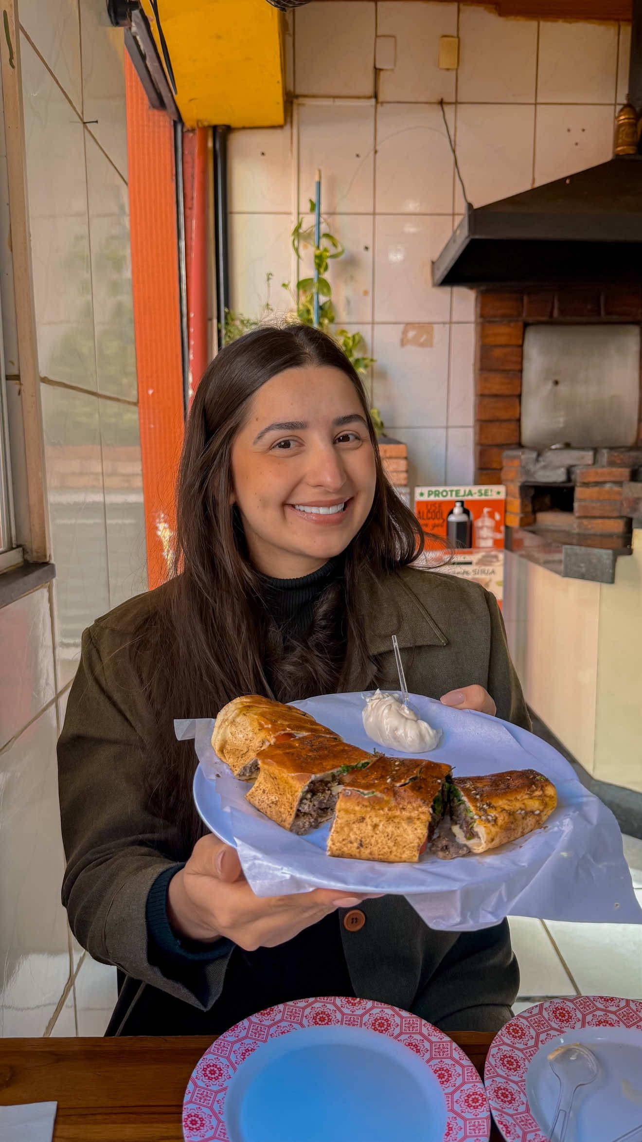 RESTAURANTE ÁRABE MAIS RAIZ DO CENTRO DE SP! 🇱🇧 Tem muito lugar que a gente não dá nada, mas a comida é muito gostosa.  A gente foi no @restaurantesyria E isso foi o que a gente pediu: 🥙Mezze R$45 🥙Esfiha aberta R$10 🥙Esfiha fechada R$7 🥙Shawarma R$25 Restaurante Syria 📍 Av. São João, 1248 - Santa Cecilia, São Paulo - SP, 01036-100 #shawarma #kebab #arabe #syria #centrosp #ondeiremsp 