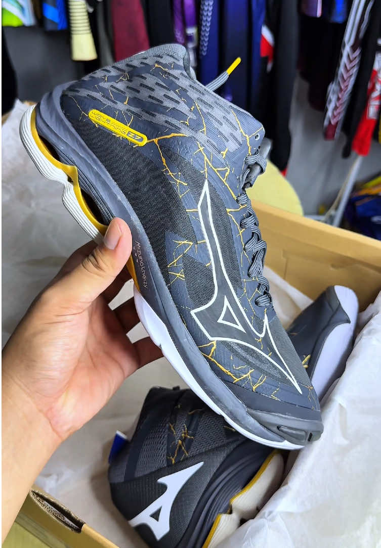 Promo 49% Original Mizuno WLZ7 stok terbatas buruan cek out #mizuno #mizunowlz7 #sepatuvolimizuno #sepatuvolioriginal #sepatuvoli #sepatuolahraga #tarkamvoli #voliindonesia #volleyball #voli