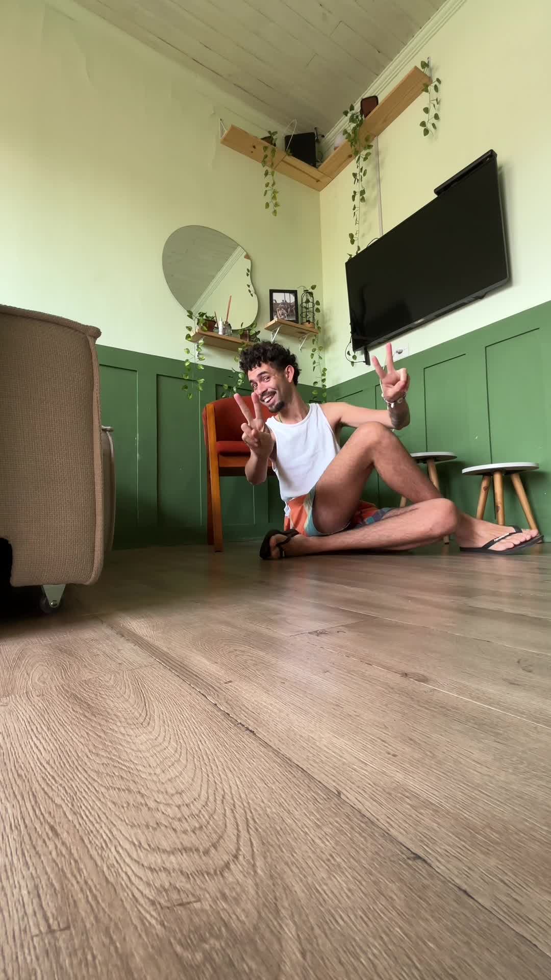 Transformei minha sala com um piso autoadesivo da @gfcasadecor sem quebradeira, sem sujeira e SEM DOR DE CABEÇA! O antigo já tinha mais de 50 anos de carreira, tava pedindo aposentadoria 😂 ✅ Fácil de aplicar ✅ Conforto térmico e acústico ✅ Resistente ao fogo ✅ Dura até 20 anos ✅ Pode ser usado em qualquer ambiente com superfície nivelada Se até eu consegui aplicar, você também consegue! #Home #decor #fyp #foryoupage #casa #Love