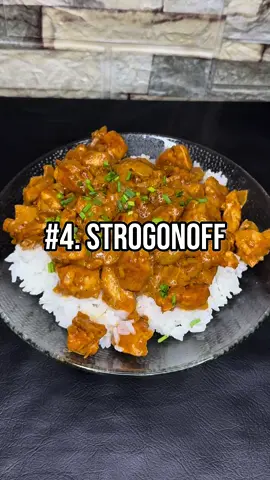 DÍA 4: STROGONOFF | 10 formas de hacer pollo 🍗  Esta receta es un clásico que no falla: cremoso, sabroso y fácil de hacer. Y si no sabés qué hacer con esa pechuga que tenés en la heladera, esto te lo resuelve. Ingredientes para 2 porciones: 	•	1 pechuga de pollo 	•	1 cebolla 	•	1 diente de ajo 	•	100 g de champiñones (opcional, pero suma muchísimo) 	•	100 ml de crema de leche 	•	1 cda de mostaza 	•	1 cda de puré de tomate 	•	1 cdita de pimentón 	•	Sal y pimienta 	•	Aceite o manteca para cocinar 	•	Acompañamiento: arroz blanco o puré  Paso a paso: Cortá el pollo en tiras o cubos, picá cebolla y ajo, y laminá los champis. Dorá el pollo en una sartén y reservá. En esa misma sartén, salteá cebolla, ajo y después los champiñones. Sumá la mostaza, el puré de tomate y el pimentón. Agregá la crema, reincorporá el pollo y cociná todo junto unos 5–7 minutos hasta que espese. 🔥 Ideal para un almuerzo express o una cena reconfortante. ✍️ Comentame qué receta querés ver en el Día 5 #strogonoff #pollo #10formasdehacerpollo #Receta #facilyrapido #chiken #comida 
