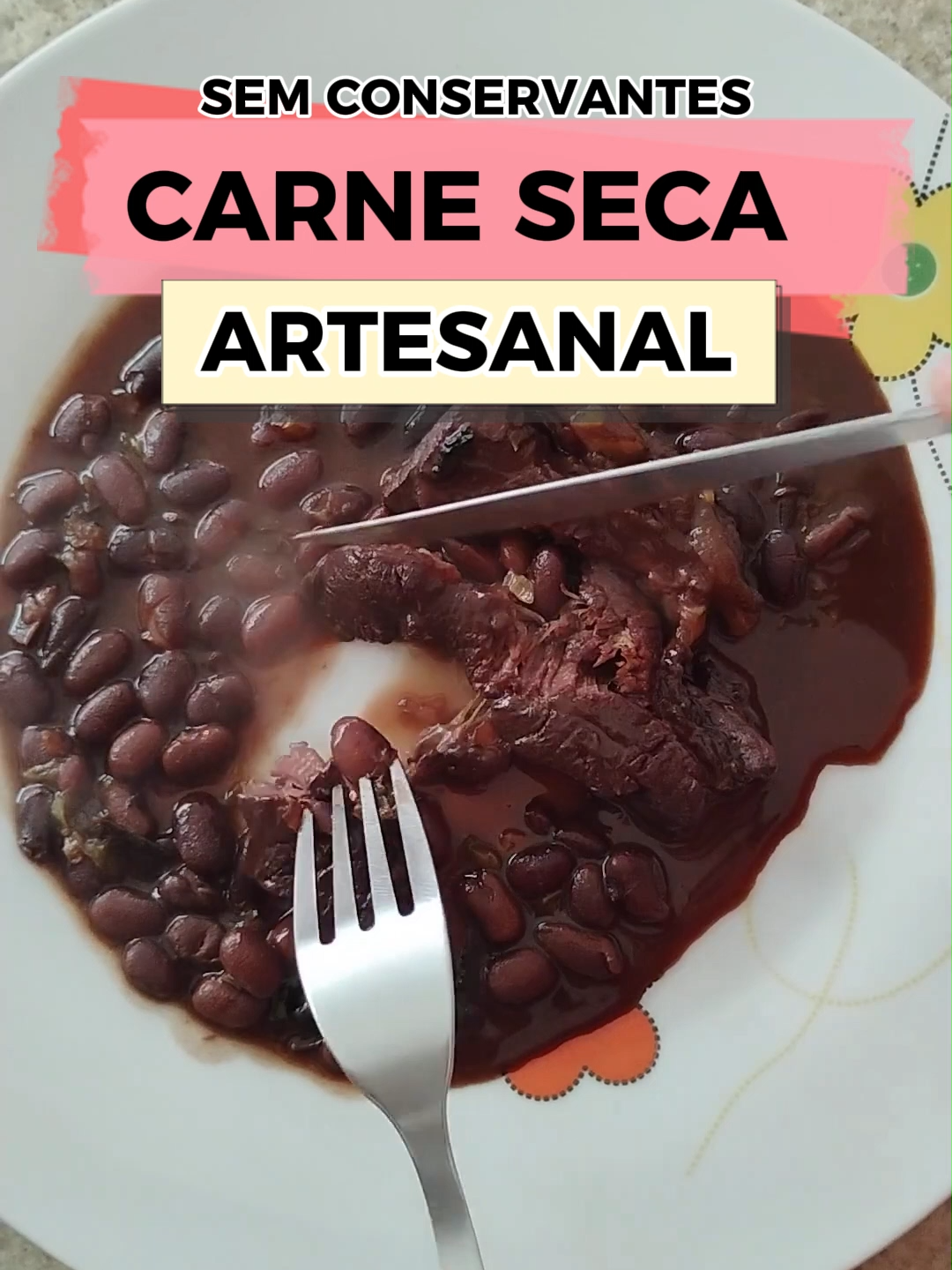 Charque, costela suína salgada e partes do porco curadas… dá pra fazer tudo isso de forma artesanal e sem aditivos químicos! ⠀ A maioria das carnes curadas industrializadas leva nitrito e nitrato de sódio (E250 e E251) no processo de conservação — compostos que, quando aquecidos, podem formar nitrosaminas, substâncias associadas ao risco de câncer, principalmente colorretal, segundo a Organização Mundial da Saúde (OMS). ⠀ Além disso, o consumo frequente desses aditivos também está ligado a: Doenças cardiovasculares Inflamações crônicas Estresse oxidativo Sobrecarga do fígado e dos rins ⠀ 💡 Mas existe um caminho mais seguro e natural: neste vídeo, eu te mostro como curar carnes como o charque ou a costela suína de forma 100% artesanal, só com sal, tempo e técnica tradicional — sem conservantes artificiais. ⠀ ✅ Mais sabor. ✅ Menos risco. ✅ Conexão com a verdadeira comida de raiz. ⠀ 👉 Aprenda esse processo milenar e saudável — e compartilhe com quem precisa conhecer essa alternativa natural!