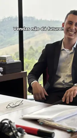Não é sorte. Não é só bater meta. É acreditar, servir, escutar e resolver! Vender é missão, não obrigação. E quem entende isso, nunca mais volta pro zero. 🚀 Se você é vendedor, salva esse vídeo. 💬 Marque um parceiro de venda aqui! #VendedorDeSucesso #FocoENegócio #MentalidadeDeVendas #ConsórcioInteligente #JonnhyPeter #AltaPerformance #TikTokEmpreendedor #VendasQueTransformam #felipeamorim #penaquenaoeomeucaso 