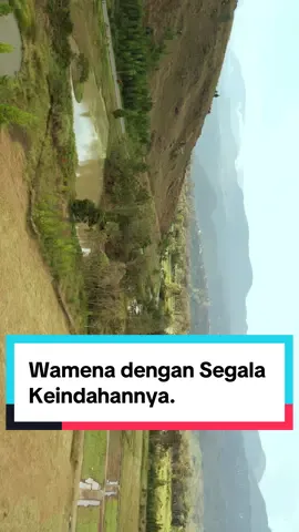 Wamena dengan Segala Keindahannya __________ Di jantung Pegunungan Tengah Papua, Wamena hadir bak lukisan alam yang hidup. Hamparan hijau Lembah Baliem, udara sejuk yang menenangkan, serta keramahan masyarakatnya menjadikan kota ini sebagai potret harmoni antara manusia dan alam. Setiap sudutnya menyimpan keindahan—dari kabut pagi yang memeluk pegunungan hingga cahaya senja yang menyentuh lembah dengan lembut. Video ini diperoleh dari @gozalizall.  Terima kasih telah menangkap keindahan Wamena dengan begitu apik. #Wamena #LembahBaliem #ExplorePapua #WisataPapua #KeindahanIndonesia #WamenaIndah #Infowamena