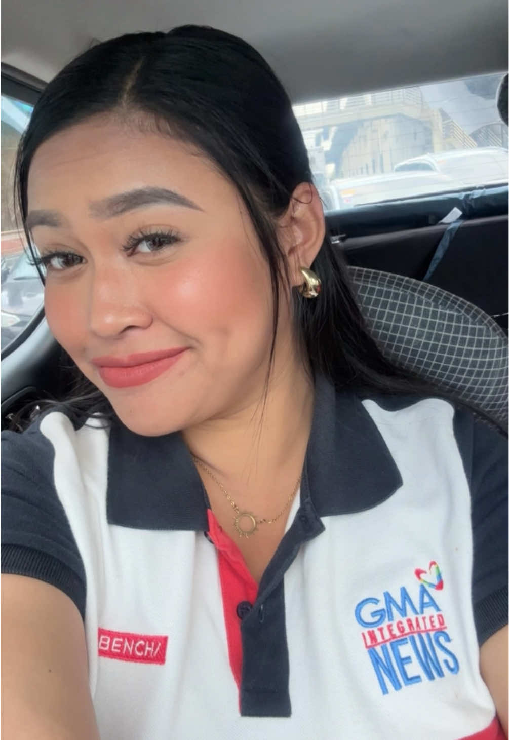 Typical scene after duty on a graveyard shift—aka cute way to beat the EDSA traffic! After mag live report, traffic ang tinatahak ng team pabalik ng GMA headquarters. Hehe. 🙈 Good morning po, mga Kapuso! Ingat! At wag mainit ang ulo sa kalsada ha… para di kayo maging istorya! Charot. Haha! Mwa 🫶🏻  #adayinmylife #ejgomez #fyp #foryou #foryoupage #weekday #work 