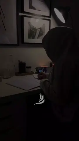 Todos queremos el éxito, pero pocos están dispuestos a pagar el precio. La comodidad de hoy es el arrepentimiento de mañana. Este audio es un espejo. ¿Qué estás sacrificando ahora? ¿Qué hábitos, amistades o ideas necesitas dejar atrás para convertirte en tu mejor versión? La respuesta es tu primer paso. 🚀 . . #reflexion #exito #mentalidad #futuro #logros #sinexcusas #desarrollopersonal 