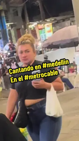Cantando en el #metrocable #medellin #salsaromantica #viraltiktok #salsa #lunanegra🌙 