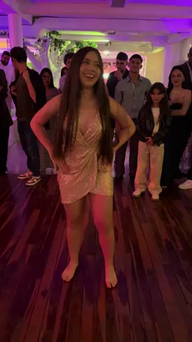 Ella es amante del Vallenato pero cuando escucha un tambor se quita los tacones ❤️😍💕 #tambor #tambores #tambordevenezuela🇻🇪 #tamboresdevenezuela #baile #bailedetambor #cumaco #costamusic #tamborcostamusic 