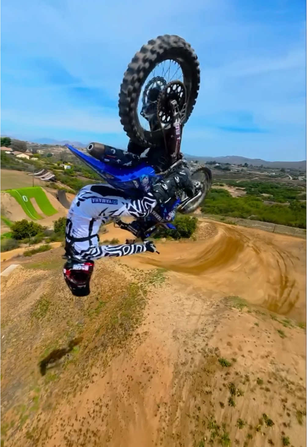 💀 ¡Salto INCREÍBLE! Motocross Freestyle [Música] #music #moto #viral 