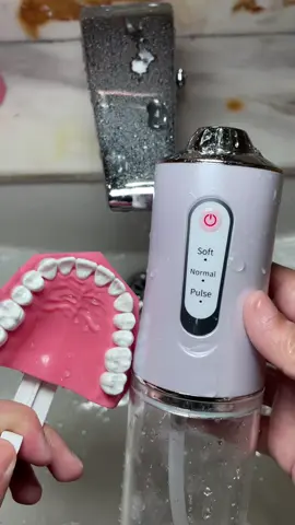 🦷✨ Quer deixar seu sorriso mais limpo e saudável em segundos? Conheça o irrigador bucal: o queridinho da higiene dental! 💧 Ele remove até 99% da sujeira entre os dentes, combate o mau hálito e é perfeito pra quem usa aparelho ou tem gengiva sensível. Resultado de consultório, sem sair de casa! 😍 ✅ Limpeza profunda ✅ Gengivas mais saudáveis ✅ Fácil de usar e recarregável 💥 Promoção por tempo limitado! Corre garantir o seu! #irrigadorbucal #dentesperfeitos #higieneoral #tiktokmefezcomprar