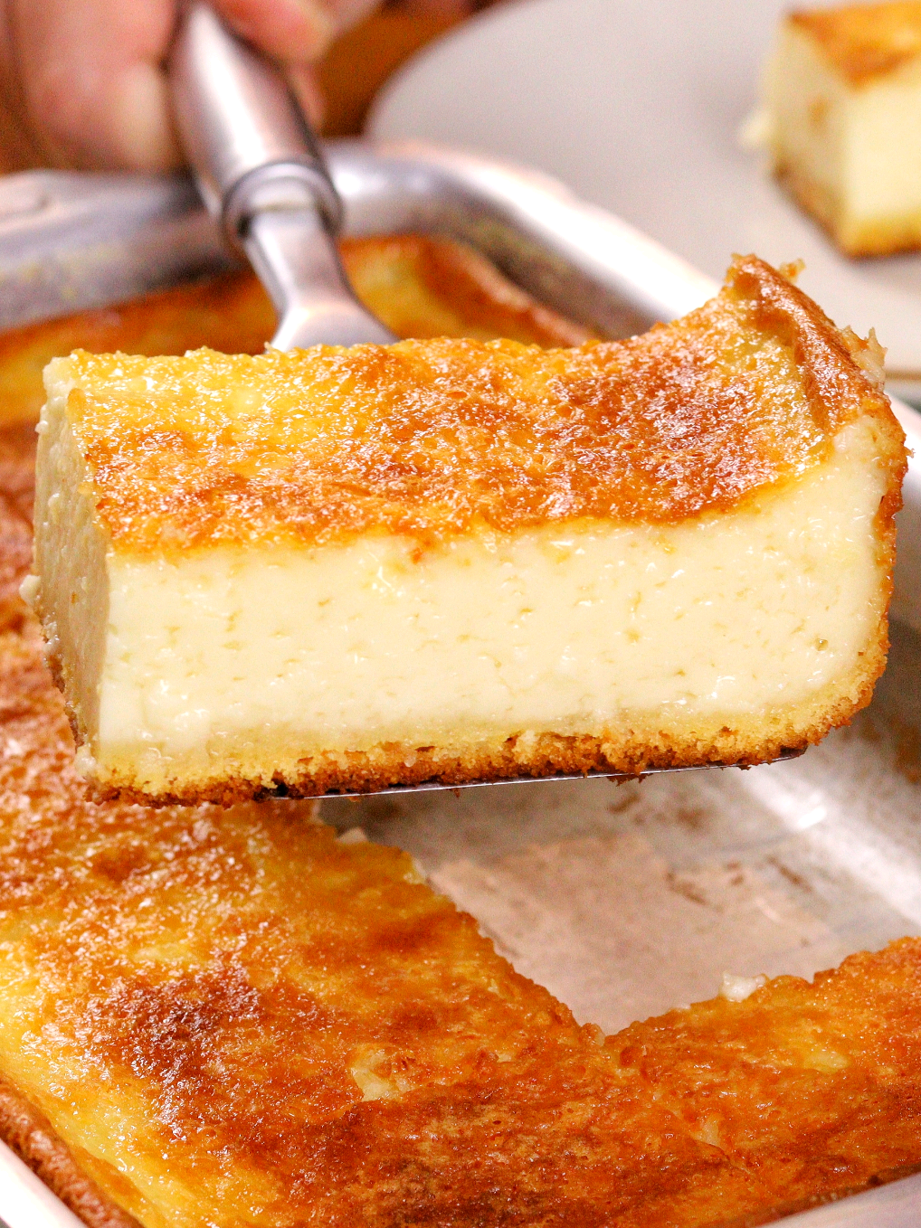 Parece pudim, mas é bolo! #receita #bolo #bolodefuba #lanche  PARECE PUDIM, MAS É BOLO! SEM BATEDEIRA, SEM SEGREDO - BOLO DE FUBÁ CREMOSO ➞ INGREDIENTES: ➞ Xícara de (240ml) ➞forma: 17x27cm 3 ovos 1 xícara de açúcar 3 colheres (sopa) de manteiga ou margarina 5 colheres (sopa) de fubá 3 colheres (sopa) de trigo 1 litro de leite 50g de parmesão ralado 1 colher (sopa) de fermento em pó --------------------------------------------------------------------------------- ME SIGA EM TODAS AS REDES: Tiktok:    / frigideiracomtampa  ​ Instagram:    / julianareis_ft  ​ Facebook:    / canalfrigideiracomtampa  ​