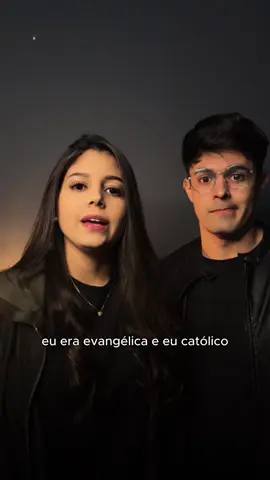 Parte 12 - O futuro Católico e Evangélico Essa sem dúvidas foi a parte mais intensa do nosso relacionamento. Era dificil para mim pensar em um futuro onde meus filhos iriam para a missa e não para o culto, onde seriam batizados quando criança, fizessem a primeira eucaristia e crisma. Eu imaginava coisas como: “como vou caminhar sozinha?” “o que minha familia vai dizer?” “O que o pessoal da igreja vai pensar?” “e o meu ministério de lovour?” Eu amava o Filipe, amava a fé dele em nosso senhor Jesus, mas temia muito nossos caminhos diferentes. Eu tinha decidido caminhar sozinha sendo evangélica e ele sendo católico, e por um tempo foi assim. Mas Deus fez maravilhas. Ele nos revelou muitas coisas boas através da Palavra. Hoje caminhamos juntos, mas falaremos disso no próximo vídeo. #cristão #catolico #evangelico #casal #familia