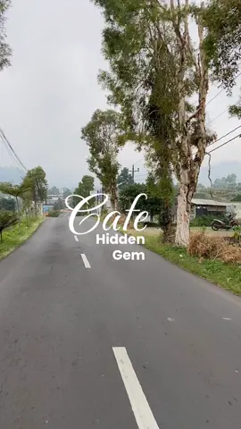 ketemu sama salah satu cafe yang oke banget dari segi tempat, pemadangan & harga. worth it banget sih buat nyobain ke sini! 😍🫶🏻 #coffeshop #tegalhits #CapCut #foryou #wisatagucitegal 