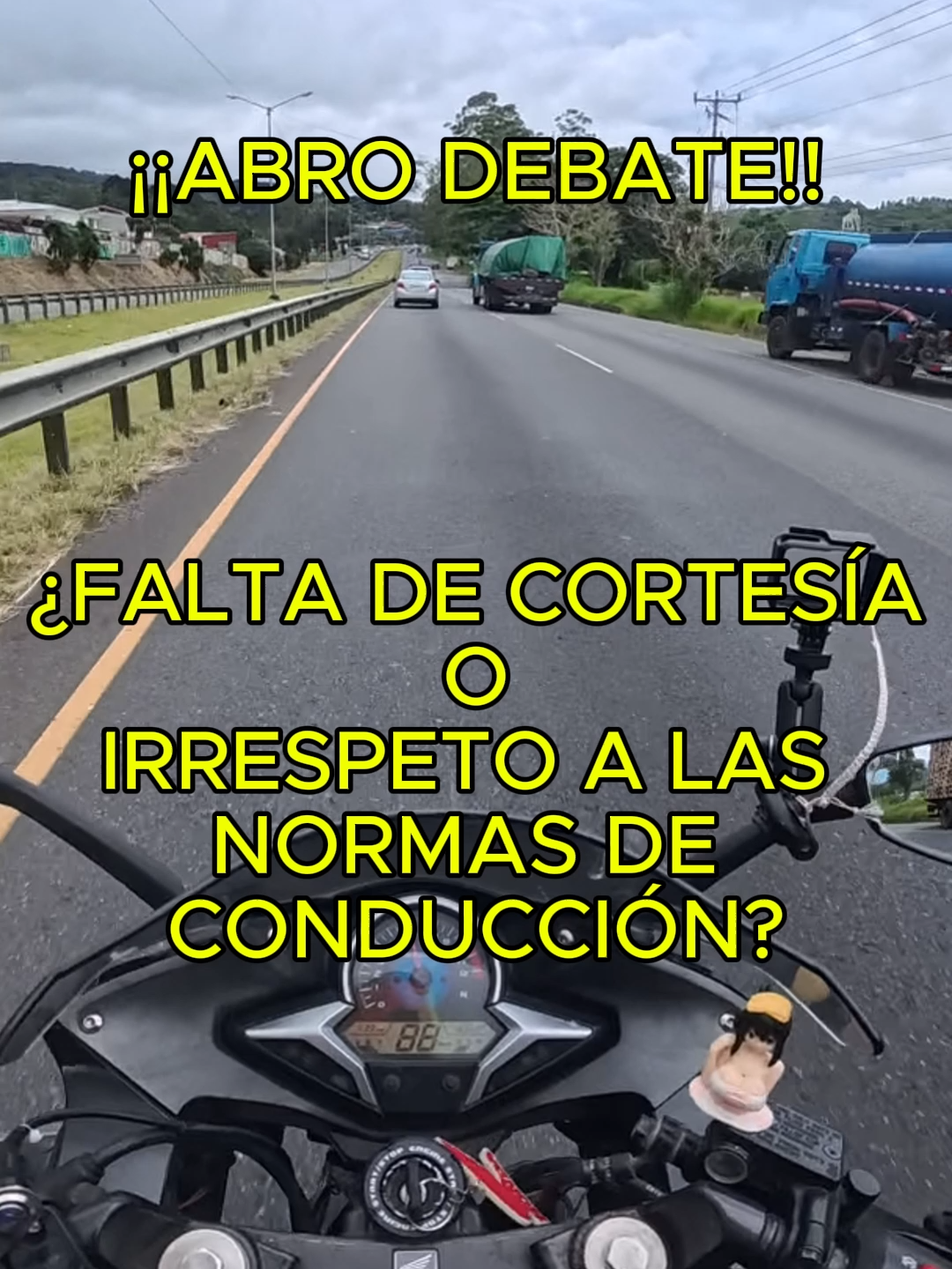 ¿Falta de cortesía o irrespeto a las normas de tránsito? Estas son las cosas a las que como motociclista estoy bien acostumbrado, pero hoy me tocó ver desde el palco, como en los toros. La ley del asfalto, sobrevive el que tiene más ruedas. Esa ley me parece ridícula, no somos cosas, somos personas. La pregunta es, ¿se habría quitado el carro si en vez de ese gran camión hubiese sido yo en mi motico? Esas preguntas no me dejan dormir. #cbr250r #encarretera  #motos #imprudentesalvolante