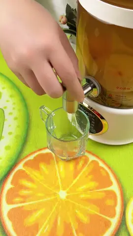 Vợ tôi cuối cùng cũng mua được chiếc ấm siêu tốc phù hợp. Không chỉ dùng được cho mùa đông mà còn dùng được cả mùa hè để pha trà trái cây đá. #Bình siêu tốc chia đôi #Heng