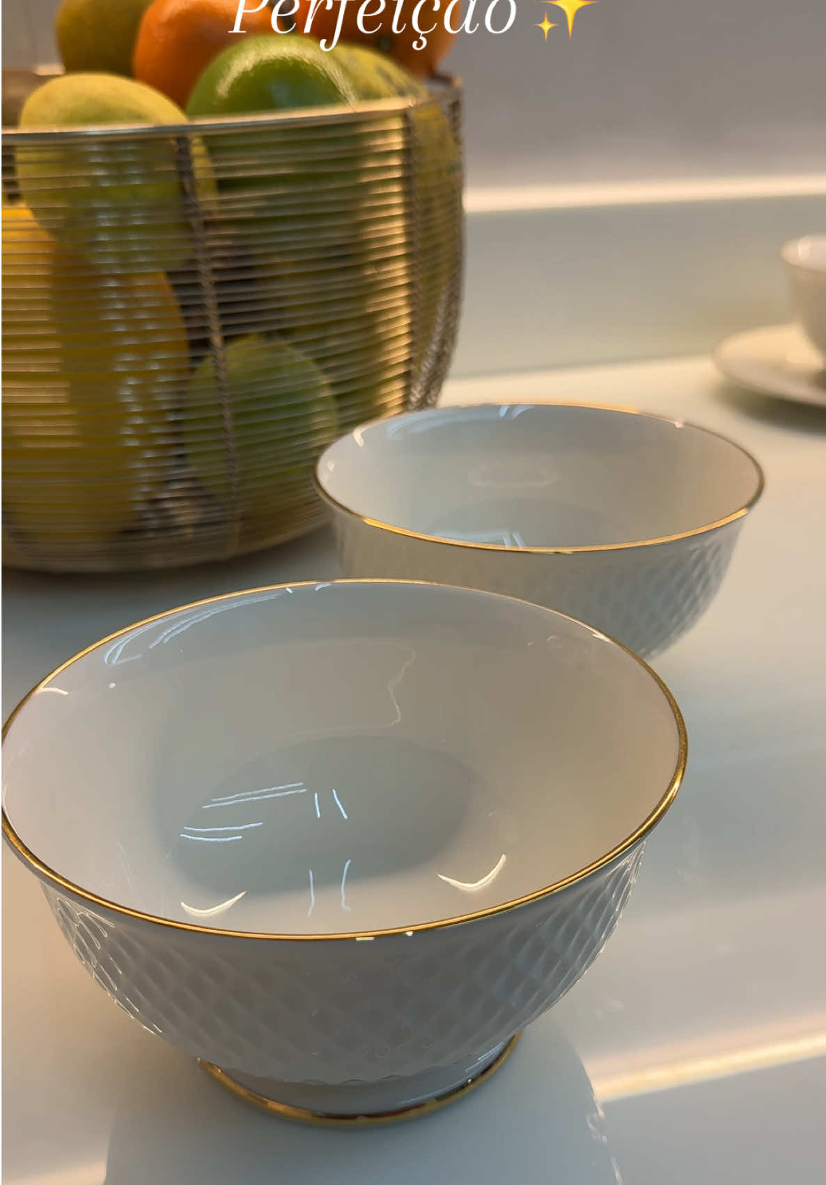 Me digam se não é uma perfeição 🥰🥰🥰apaixonada nesse aparelho de jantar que encontrei na Camicado. #casanova #foryou #decoracao #casal #camicado #dourado #porcelana #aparelhodejantar #donadecasa #lar #sonhos 