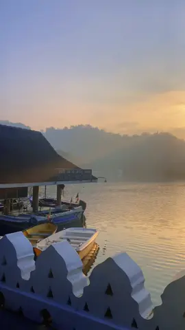 මායාකාර දවසක්.. 🌞  #kandy #kandylake #srilanka #sridaladamaligawa🙏🌸 #viralvideo #morning #morningvibes #sunshine #fyp #viraltiktok 