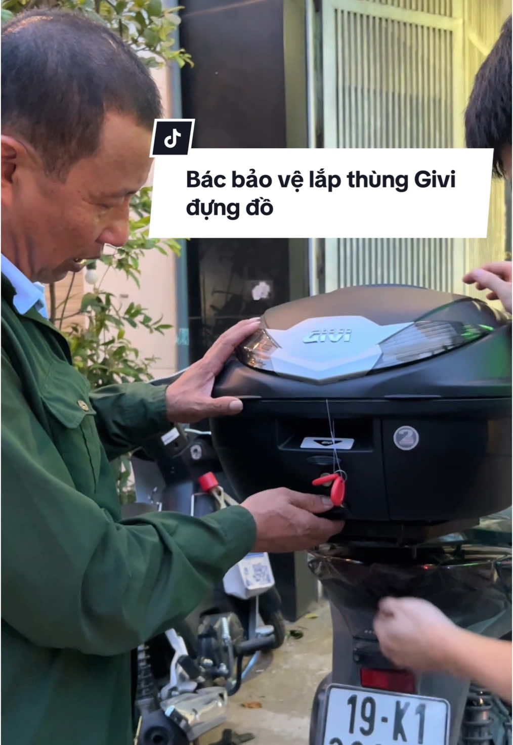 Bác bảo vệ lắp thùng Givi 36 lít B360NT #thunggivi #thungxemay #b360nt #thunggivihanoi #gsports #givi 
