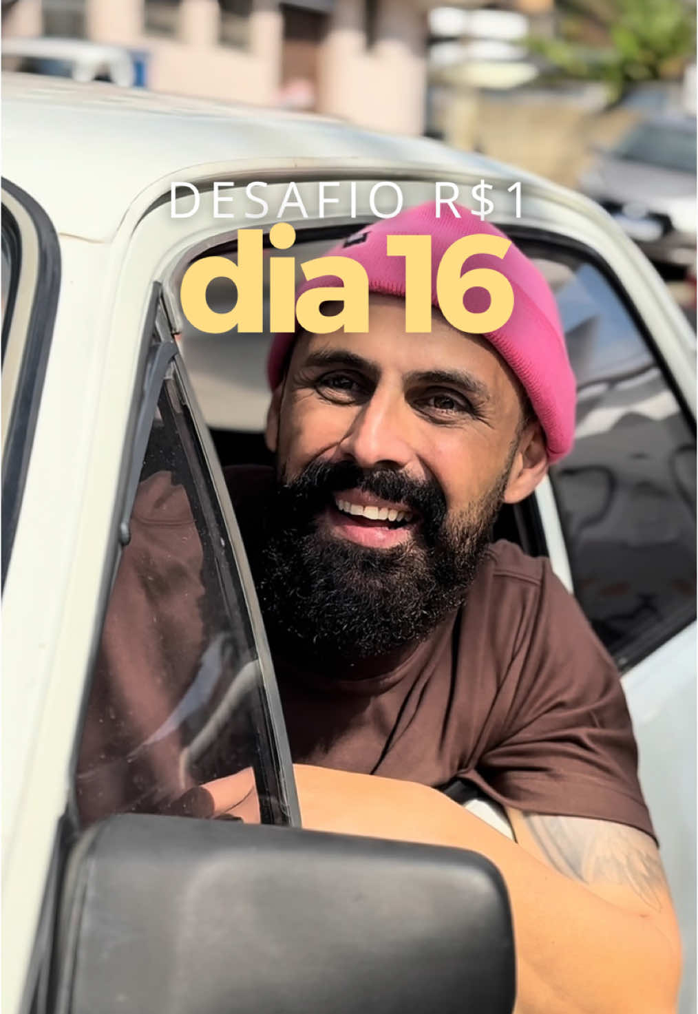 DIA 16/30: 🚗 Não contava com minha astúcia, né? Arrendei um Chevette doidão!!! 😂 Entendeu agora  o QUANTO eu fiquei maluco com essa CONQUISTA!? 👉🏽 Cheguei nessa cidade com R$1 cara 🙌🏾 eu vim de carona, tio!  Aliás, eu tava pegando carona na cidade até ontem, ou andando de busão ou de moto taxi ou caminhando uns 11km por dia, segurando uma caixa de ferramentas no frio da manhã ou no calor de tarde dessa Juiz de Fora.  🙌🏾🙌🏾🙌🏾E hoje, depois de 15 dias… tô dentro de um carro, que sonho mano!  🚗 Um Chevette 86, né Caio? Sim! E dai? Não importa. Arrendei por 15 dias por 200 conto, a responsa é toda minha e pretendo fazer isso  virar isso a minha  máquina de entregas.  A partir de hoje, o @instaoficinadobrigadeiro não pode ser so um perfil… é um serviço. 📦 Se você é de Juiz de Fora e quiser uma caixinha da felicidade, adivinha? - Sou eu mesmo que vou entregar aí na sua casa.  ❌Antes eu pensei em fazer iFood, mas to so 15 dias e não tenho endereço fixo aqui, Motoboy? ia aumentar meu custo e ao mesmo tempo eu penso que toda marca precisa ter um rosto e uma história, mas comigo vai alem, a conexão precisa ser próxima. É assim no teth a teth que me aproximo das pessoas, isso gera demanda e, consequentemente, faço vendas. E aí, aumento meu caixa e faço amizades ♥️ Bom vou precisar vender muito pra pagar a ⛽️  A lição de hoje é: Se as portas não estão abrindo (cafeterias), procure por algumas janelas. Existe sempre um outro jeito de se poder chegar. 🧠💡 ‼️ Preju do dia: – A alça da mochila estourou – 50 conto de combustível Total: R$ 966,33 Mas o sentimento de dirigir 60km por hora nessa cidade, construindo um negócio que começou com R$1…isso não tem preço. 🙌🏽 📦 DELIVERY OFICIAL ABERTO! Você mora em Juiz de Fora? Então corre pro direct da @instaoficinadobrigadeiro e faça a sua encomenda, porque agora eu virei o entregador da sua felicidade, no banco do Chevette o seu pedido no porta malas a minha caixa de ferramentas. 🧰 E aí? Quem vai ser o primeiro cliente a receber uma entrega nesse clássico?