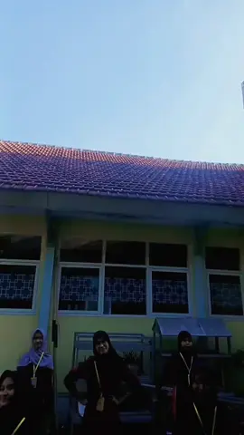 di ajak ngonten dadakan setelah bonding time esktra🤣 ngikut yah bu dc : @rvinahh  . . . #EkskulKeren #BanggaMenjadiPenari #AyoGabungTrigati #trigatigirls #EkstraTariTrigati #smpstory🌻 #fyp 