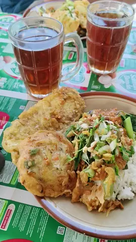 sarapan pecel 😁👍paling familiar disini #sarapan #sarapanpagi #pecel 