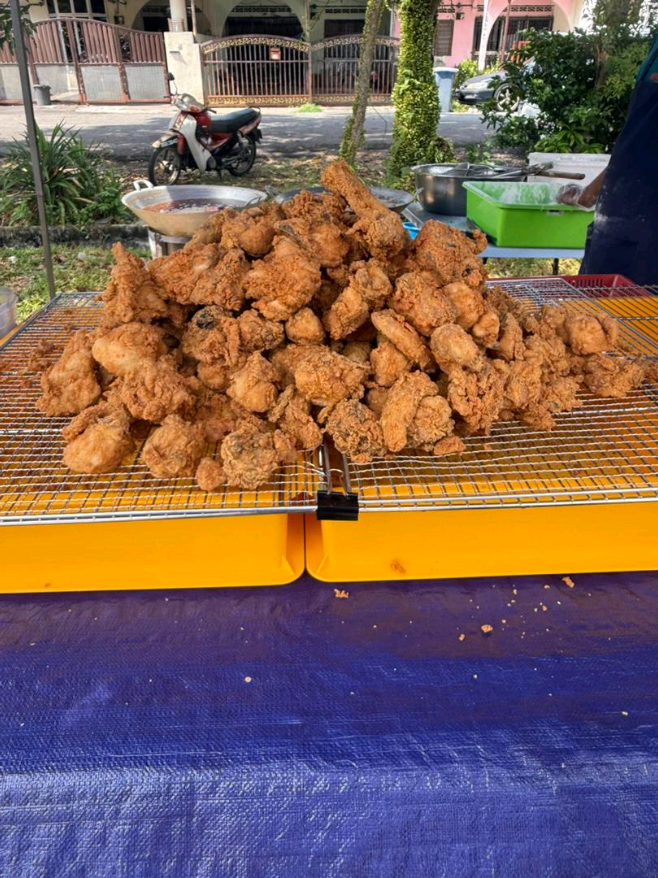 Nak rasa ayam goreng paling rangup dan juicy di bandar? Jom ke Crispy Fried Chicken sekarang! 🔥Ayam panas-panas terus dari kuali! Sekali rasa pasti nak lagi! #crispyfriedchicken #friedchicken #crispybite #crispylegend #cheesesauce #tender 