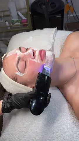 Her skin glowwwing at the end. 🙌🏻  #facials #asmr #facialtok #skincare #relaxingtiktok 