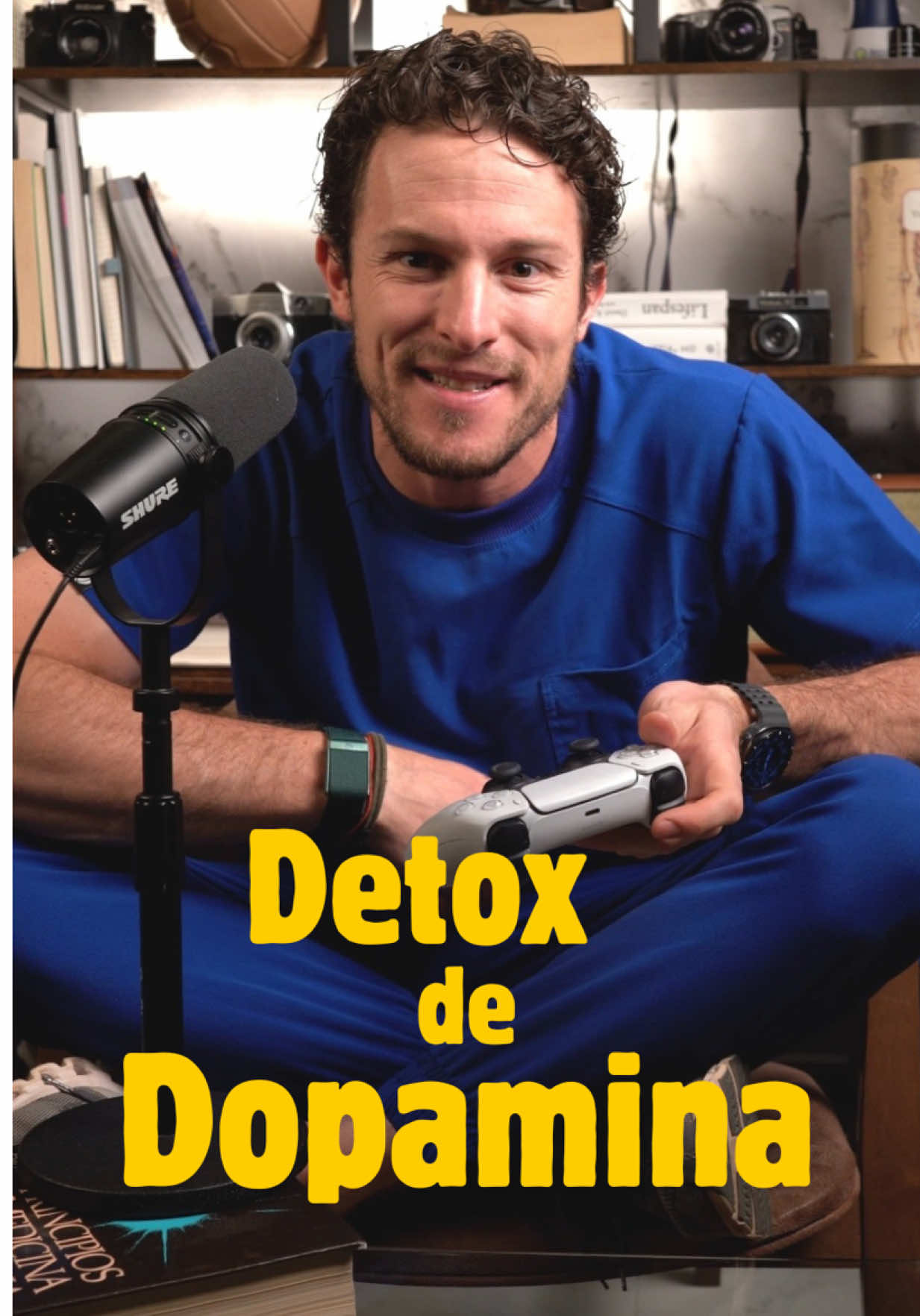 Vivimos rodeados de estímulos dopaminérgicos baratos:  redes sociales, videojuegos, apuestas, pornografia. y  Aunque parecen inofensivos, a nivel cerebral no lo son. Cada vez que consumes estos estímulos, tu cerebro libera dopamina de forma rápida e intensa.  Pero con el tiempo, esta sobreestimulación crónica genera una adaptación: tu cerebro reduce su dopamina basal. y lo cotidiano ya no te da placer. Cuesta más concentrarte, motivarte o disfrutar de cosas simples como leer, cocinar, salir a caminar o tener una conversación. Todo te parece aburrido. La solución no es fuerza de voluntad, es un descanso. Un detox dopaminérgico consiste en eliminar durante 30 días los estímulos que más te controlan. Es darle al cerebro la oportunidad de resetearse y recuperar su sensibilidad.  Estudios muestran que entre la segunda y tercera semana, el sistema dopaminérgico comienza a regularse, y poco a poco vuelves a encontrar placer en lo que antes no te costaba. Recuperas claridad, motivación y energía.\ 1. Malesu V. K. et al. (2025).  2. Ziff S. et al. (2022). 3. Siegel J. S. et al. (2025).  Pero también hay que ser claros. Si sientes que ya no puedes parar, que estos hábitos están afectando tu vida personal, tus relaciones o tu salud emocional, y aunque lo intentes no puedes soltarlo, podrías estar enfrentando una verdadera adicción.  En ese caso, lo más responsable y valiente es pedir ayuda. Buscar a un experto en adicciones o una clínica especializada. La ciencia también está avanzando: hay estudios muy prometedores que muestran cómo la psilocibina, en contextos clínicos controlados, ha ayudado a muchas personas a reducir la dependencia a sustancias y conductas adictivas. Es un campo en desarrollo, pero abre puertas de esperanza. Resetear tu sistema dopaminérgico no es dejar de disfrutar, es recuperar tu capacidad de hacerlo. No se trata de castigo, se trata de reconectar. #DrDuck🧠🦆