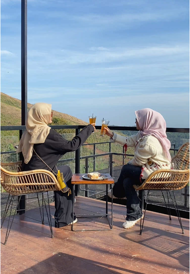 📍 Cafe Tahura Sultan Adam, Mandiangin View nya cakep banget 🥰 , Ngopi santai ditemani pemandangan pegunungan dan glamping, suasana adem dan sejuknya bikin betah ✨ #cafetahura #tahurasultanadam #tahurasultanadammandiangin #tahura #glamping #kalselpark #wisatakalsel #wisatabanjarbaru #fypage #berandatiktok 