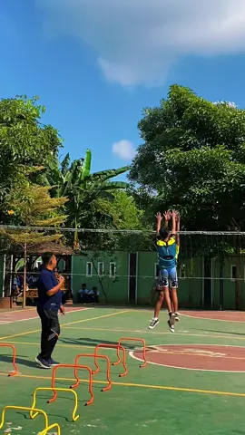 SMK Miftahul Islam Kunir mengadakan demo ekstrakurikuler bola voli dan futsal sebagai bagian dari pengenalan kegiatan siswa di luar kelas. Kegiatan ini bertujuan untuk memperkenalkan sekaligus menarik minat siswa baru terhadap olahraga yang mampu melatih kekompakan, disiplin, dan sportivitas. Dalam demo ini, para anggota ekskul menampilkan keterampilan dasar, strategi permainan, serta pertandingan mini yang seru dan kompetitif. Suasana penuh semangat dan antusiasme menjadi bukti bahwa kegiatan ini tidak hanya bermanfaat secara fisik, tetapi juga membangun jiwa kerja sama dan semangat kebersamaan antar siswa. #demoekskul #bolavoli #futsal #olahraga #smkbisa #smkhebat #smkbisasmkhebat 