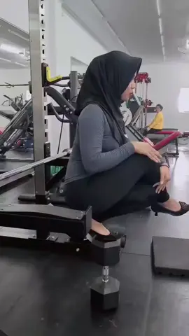 Bisa mengikuti Trend high heels👠#CapCut #GymTok #gymgirltiktok #viral #viral #fypシ #like #laguviral #masyaallahtabarakkallah #outfitgym #olahraga 