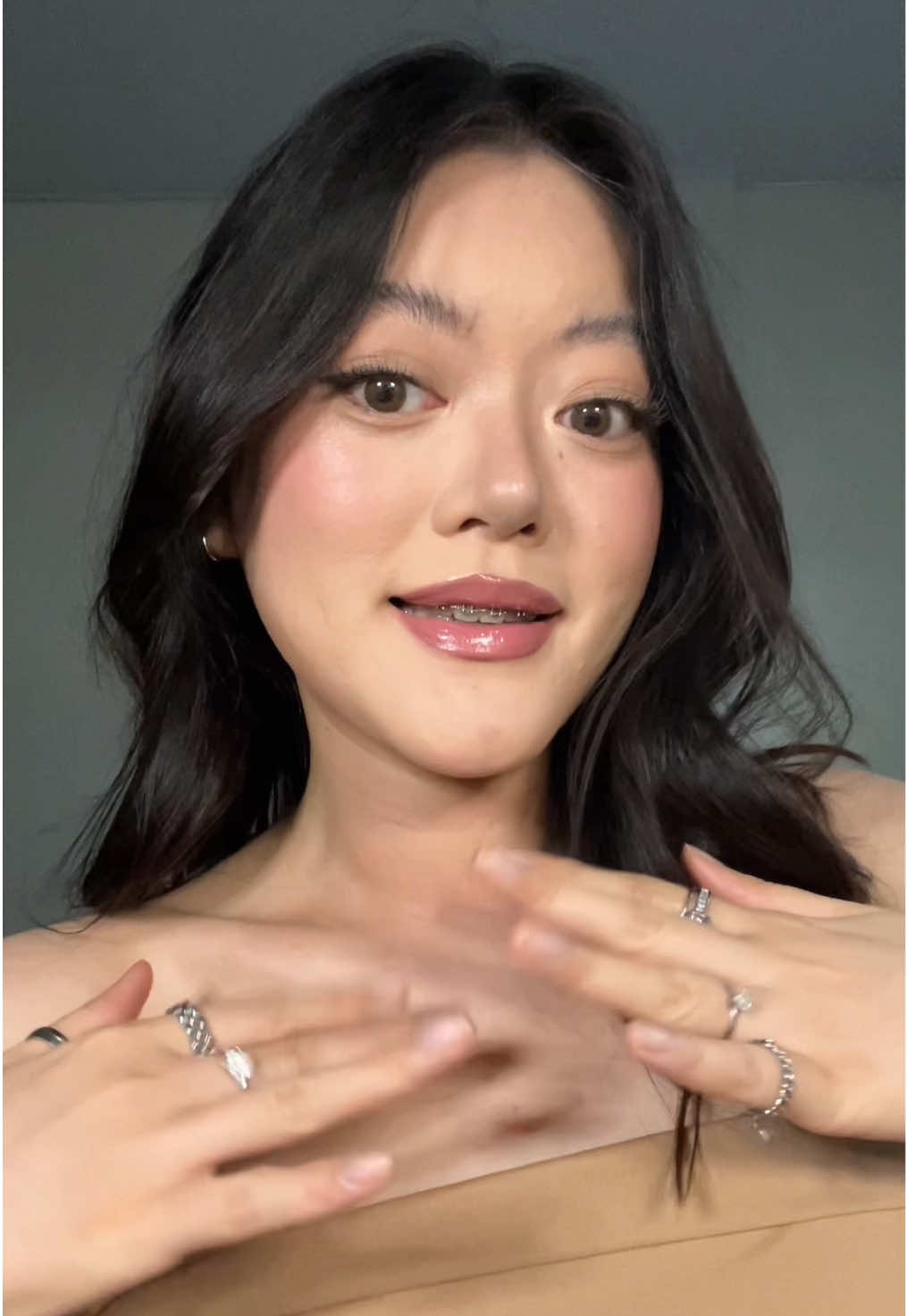 Grwm yg jadinya salfok ama cushion skintipik yg GONG bener!✨ coveragenya warbiasa ya wuak ampe rambutku yg hitem jg tercover🤣🤏🏼