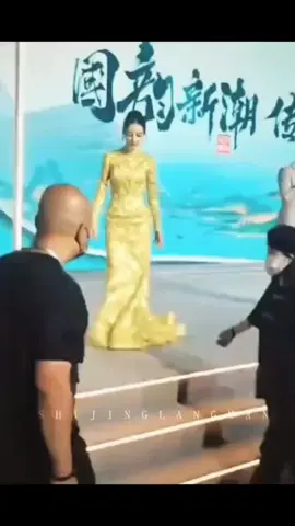 Her walks 🧎🏻‍♀️😭#dilrabadilmurat #dilireba #dilraba #admin_meymey✨🦋 #មនុស្សអរូប😉☔️ #fyp 