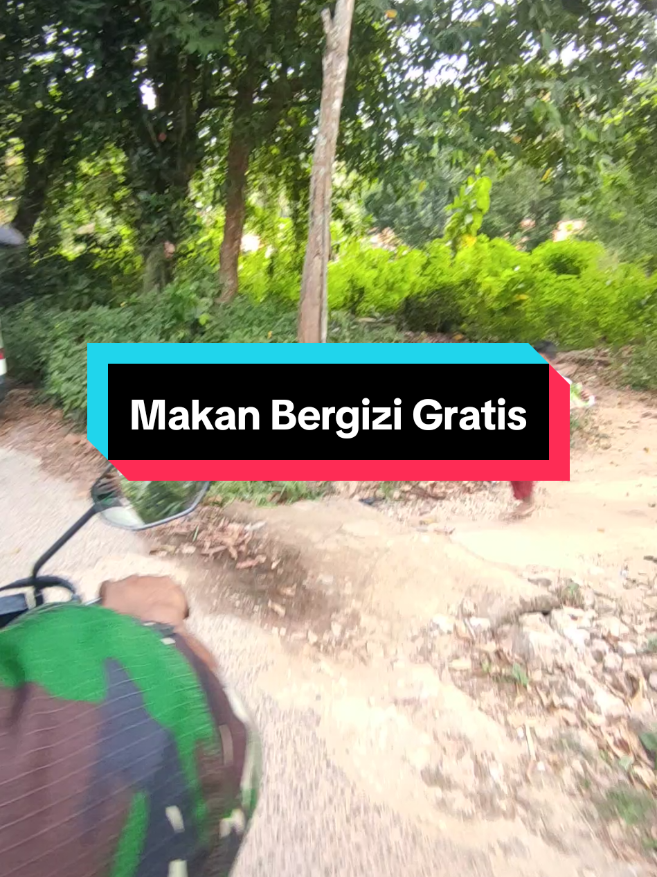 makan gratis datannggggg ucap siswa/siswi sambil berlari 🥺  melihat riang gembira penyambutan adik siswa-siswi sungguh sangat tersentuh, harap kami dengan adanya Makan Bergizi Gratis, semoga menjadi manfaat bagi adik-adik sekolah 🥺 #mbg #MBG #makanbergizigratis #makanbergizigratisdisekolah #prabowosubianto  @partaigerindra 