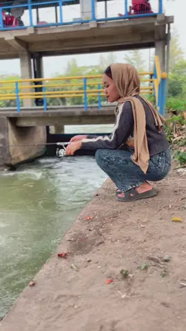 mancueng ae gesss tiwas mikerr drembess🤣 #fyppppppppppppppppppppppp #fypviralシ #mancingmania #mancing #kediri24jam #masukberandafyp #outfitcewek #bendungan #sungai #cariikan 