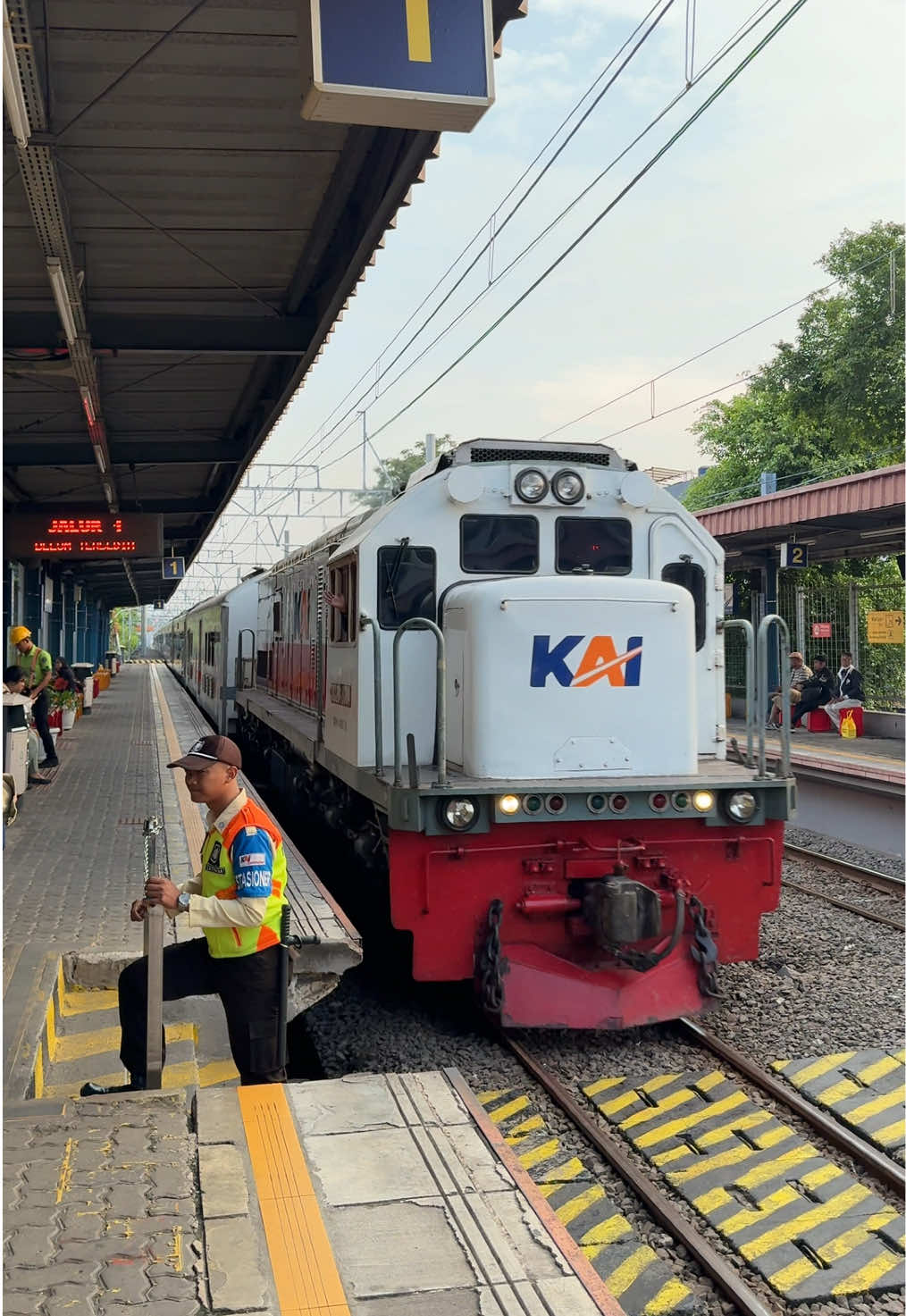 Dapet lampu dim dari masinis ka sawunggalih.  Sama buat petugas pam kci makasih sudah jaga keamanan peron.  Couplernya gondal dandul 🤣 cc 201 83 04 dipo induk yk #keretaapikita #kai121 #cc206 #lokomotif #sukakereta #sukakereta #sukakereta #railfans #railfansindonesia #fyp #latepost #cintakereta #keretaapi #keretaapiindonesia #cc201 #cc203 #trains #trainspotting #transportation#railways #trend #viral #videokereta