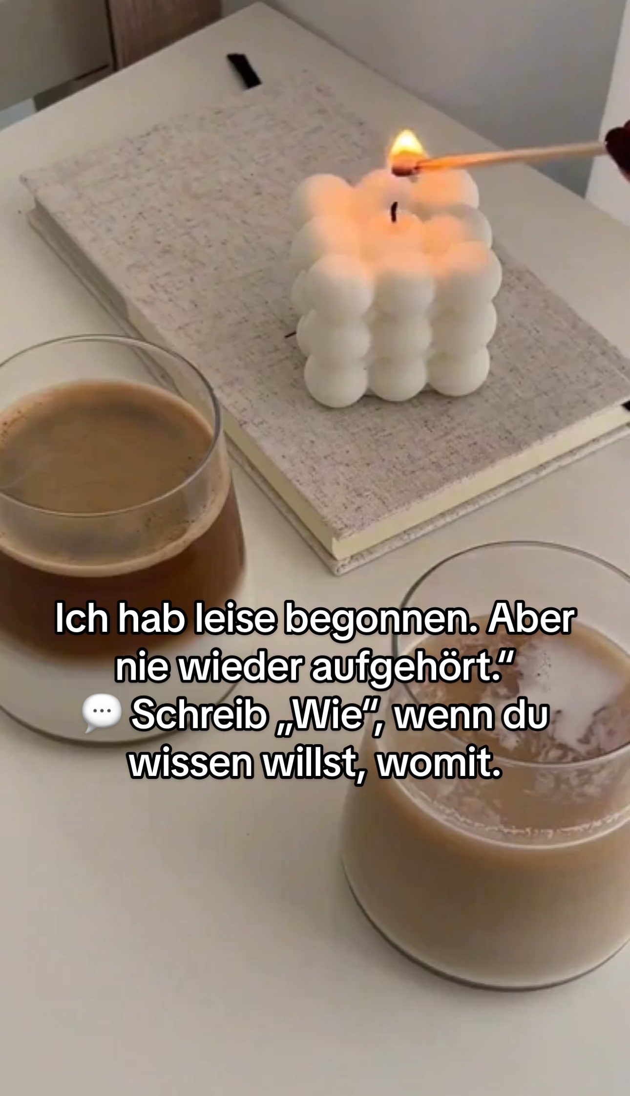 Lange hab ich gedacht: Ich bin zu leise für sowas. Ich hatte kein Equipment, keine Reichweite, keine Ahnung. Aber ich wollte etwas Eigenes. Etwas, das zu mir passt – leise, aber wirkungsvoll. Dann hab ich ein System entdeckt: Ein digitales Produkt, das auch funktioniert, wenn man sich nicht zeigen will. Ohne Verkaufsdruck. Ohne große Bühne. Nur Klarheit, Struktur – und ein Anfang, den jede schaffen kann. 💬 Kommentiere einfach **Wie**, wenn du wissen willst, womit ich angefangen hab. 👉 Aber bitte: Folge mir vorher, sonst kommt der Link nicht an.#smartundstill #digitalstarten #facelessbeginnt #onlinebusinessfürfrauen  #leisedurchstarten #hintergrundbusiness #nichtlautabersicher     