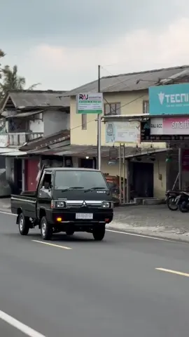 DIJUAL L300 Euro 4 2023 Plat AA (Wonosobo)  Surat Lengkap (STNK,BPKB) Pajak on panjang  Cat mulus Mesin halus  Km 13rb Ban D/B masih tebal  Panel