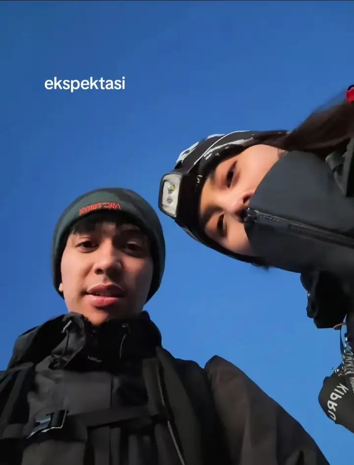Padahal sudah di langit Sindoro yang sama, tapi malah bersama mas mas kebumen 🥹 #aboutyou  #abun  #abunsungkar  #abunaca  #sindoroviakledung 