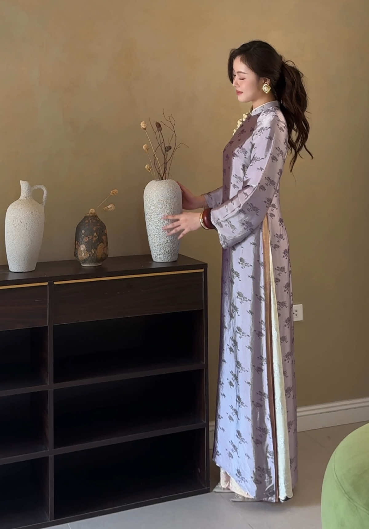 Áo dài Cẩm Vân nhẹ nhàng, mềm mại 💜 Nàng yêu thích các mẫu áo dài lụa Nha Xá liên hệ Lam Khuê để được tư vấn thêm nha.  #LamKhueDesign #aodai #viralvideos #aodailua #bacthanglenhoiongtroi #emxinhsayhi 