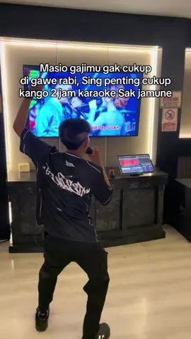 Laki-laki Bekerja, Bernyanyi, Bersyukur. Terus nyanyine nndi? Adelia karaoke to