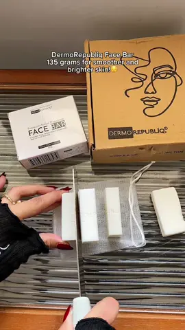DermoRepubliq Soap ₱100+ lang! #fyppppppppppppppppppppppp #fypシ゚ #fypviraltiktok🖤シ゚☆♡ #fypviraltiktok #dermorepubliq #dermorepubliqsoap #facebar #whiteningsoap 