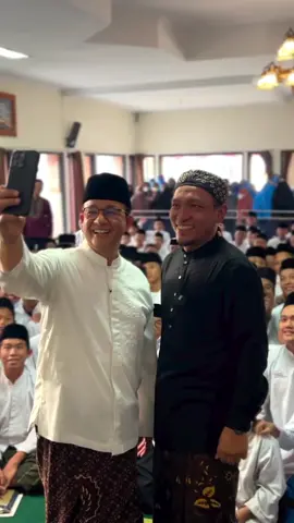 Alhamdulillah, terima kasih kami haturkan kepada Mas @aniesbaswedan atas kunjungannya ke Pesantren Masyarakat Merapi Merbabu. Kehadiran beliau tak hanya membawa nasihat dan inspirasi bagi para santri, namun juga menikmati hidangan ala dusun dan turut meletakkan batu pertama SD M3, ikhtiar kecil yang insyaaAllah menjadi pijakan awal bagi jejak-jejak ilmu, iman, dan peradaban di kaki gunung ini. Barakallahu lakum, Mas Anies. Jazakumullah khayran. #salimafillah 