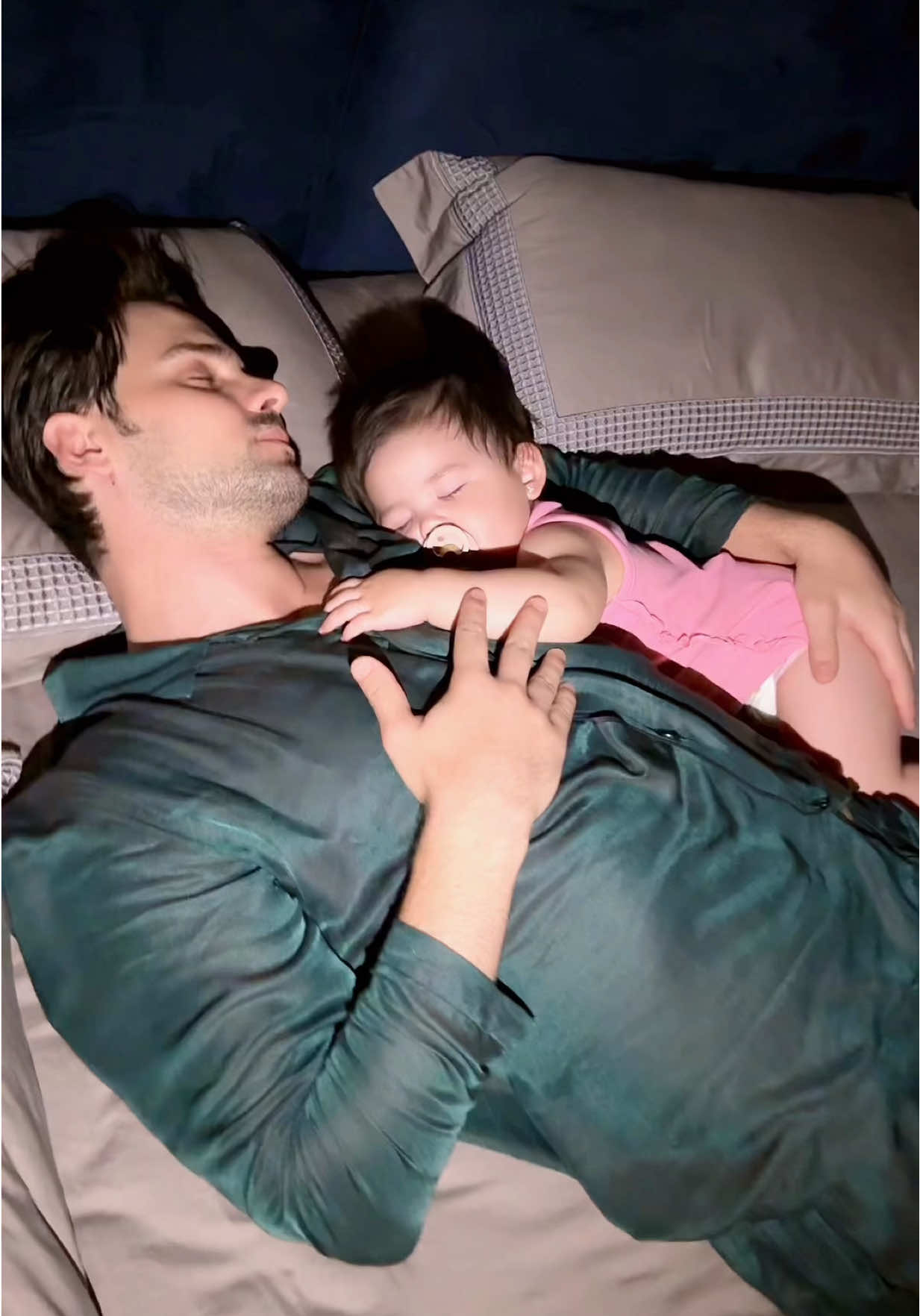 Little Kylie is feeling unconfortable this days with fever. She could only fall asleep on Daddy’s chest. #adicosma #adiprincessying #kylie 
