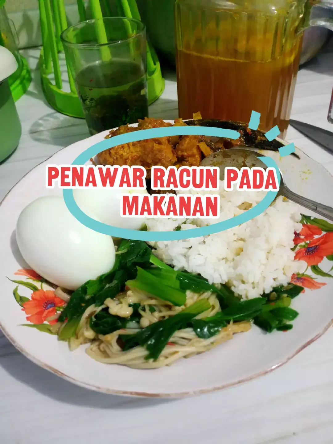 Berikut adalah 6 makanan alami yang bisa menjadi penawar kelebihan zat berbahaya dalam makanan (seperti pewarna buatan, pengawet, MSG berlebihan, logam berat, dan pestisida), beserta cara konsumsi dan manfaatnya: #penawarmakanan  #racun  #sehatalami  #racunintiktok  1. Chlorella (Ganggang Hijau) Cara Konsumsi: Dalam bentuk bubuk (1-2 sdt dicampur air) atau kapsul. Manfaat: Mengikat logam berat seperti merkuri dan timbal. Menetralisir racun dalam darah dan hati. Meningkatkan detoksifikasi secara alami. 2. Brokoli Cara Konsumsi: Dikukus sebentar atau dijadikan jus bersama apel dan lemon. Manfaat: Mengandung senyawa sulforaphane yang membantu mengaktifkan enzim detoksifikasi di hati. Melindungi sel dari kerusakan akibat bahan kimia berbahaya. Mendukung pembuangan racun lewat sistem pencernaan. 3. Bawang Putih Cara Konsumsi: Dimakan mentah 1–2 siung/hari atau dicampur ke dalam makanan. Bisa juga direbus untuk teh bawang putih. Manfaat: Mengandung senyawa allicin yang bantu detoksifikasi logam berat. Membersihkan darah dan memperkuat fungsi hati. Menurunkan kadar toksin akibat pengawet atau bahan kimia makanan. 4. Daun Ketumbar (Cilantro) Cara Konsumsi: Dibuat sambal, lalapan, atau dijadikan jus detoks dengan lemon dan air hangat. Manfaat: Sangat efektif menarik logam berat keluar dari tubuh. Membantu pembersihan darah. Membantu mengurangi dampak racun dari makanan olahan. 5. Teh Hijau Cara Konsumsi: Seduh 1–2 cangkir/hari, jangan berlebihan. Bisa dicampur dengan lemon untuk efek detoks tambahan. Manfaat: Kaya antioksidan (EGCG) yang melindungi sel dari racun. Menstimulasi fungsi hati dan ginjal untuk membuang racun. Membantu netralisir efek makanan yang mengandung bahan kimia. 6. Buah Bit (Beetroot) Cara Konsumsi: Dibuat jus atau direbus lalu dijadikan salad. Manfaat: Meningkatkan produksi enzim detoks di hati. Membantu menghilangkan toksin dalam darah. Mengurangi dampak bahan pengawet dan pewarna sintetis dalam makanan. Tips Tambahan: Minum air putih hangat + perasan lemon tiap pagi untuk bantu kerja hati dan ginjal. Puasa intermiten (IF) juga mendukung proses detoks alami tubuh. Kurangi makanan olahan, instan, dan tinggi bahan kimia buatan untuk hasil maksimal. Jika kamu ingin, aku bisa bantu buatkan konten TikTok edukatif dari informasi ini. Mau? Anda bilang: 6 penawar saat kita berlebih makanan ChatGPT bilang: Berikut 6 penawar alami saat kita kelebihan makan (overeating), terutama jika merasa begah, mual, kembung, atau asam lambung naik: 1. Air Hangat + Perasan Lemon Cara Konsumsi: Minum 1 gelas setelah makan besar. Manfaat: Membantu melarutkan lemak. Menstimulasi pencernaan. Meredakan rasa begah dan mual. 2. Teh Jahe Cara Konsumsi: Rebus jahe segar 2–3 cm dengan air 200 ml, bisa tambahkan madu. Manfaat: Mengurangi kembung dan mual. Melancarkan pergerakan makanan di lambung. Mengurangi gas berlebih. 3. Cuka Apel (Apple Cider Vinegar) Cara Konsumsi: Campur 1 sdm cuka apel ke 1 gelas air hangat, minum setelah makan berat. Manfaat: Menstabilkan kadar gula darah. Membantu pencernaan lemak. Mengurangi rasa penuh dan tidak nyaman. 4. Pepaya Cara Konsumsi: Konsumsi 1–2 potong setelah makan berat. Manfaat: Mengandung enzim papain yang membantu mencerna protein. Mencegah sembelit. Meredakan rasa berat di perut. 5. Air Rebusan Daun Mint atau Teh Peppermint Cara Konsumsi: Rebus 5–10 lembar daun mint atau seduh teh peppermint. Manfaat: Melegakan perut kembung dan mual. Menenangkan otot-otot saluran pencernaan. Memberi efek segar dan ringan di perut. 6. Jalan Santai 10–15 Menit Cara Melakukan: Lakukan 15–30 menit setelah makan, jangan langsung tidur. Manfaat: Membantu mempercepat pencernaan. Mengurangi rasa ngantuk dan begah. Mencegah penumpukan lemak dan refluks asam lambung.