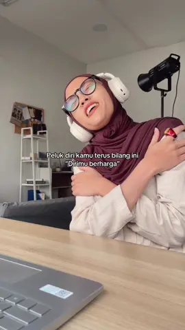 Ternyata, Kehilangan diri sendiri itu bentuk kehilangan yang paling mengerikan :) Peluk diri kalian dan jangan lupa selalu bilang makasih sama dia yaa. Ib : dokter Ika. #reminder #remindertomyself #dirisendiri #peluk 