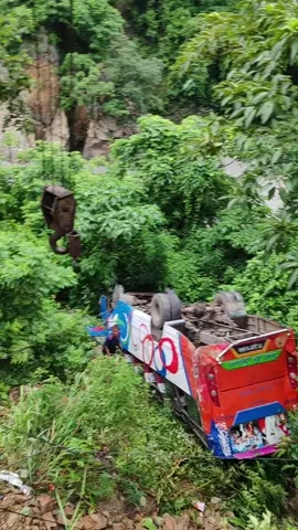 तनहुँको आँबुखैरेनीमा रहेको ऐना पहरामा खसेको बसलाई यसरी निकालिँदैछ😭#rescue #roadaccient😥 