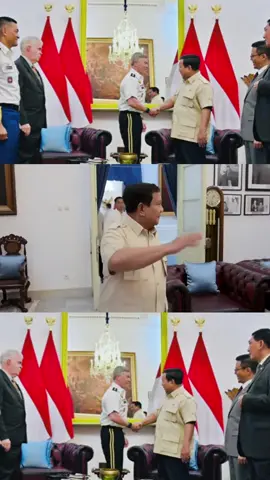 Presiden Prabowo Terima Medali Kehormatan dari Komando Operasi Khusus AS di Istana Merdeka Presiden Republik Indonesia, Prabowo Subianto menerima kunjungan Komandan Komando Operasi Khusus Amerika Serikat, Jenderal Bryan Fenton di Istana Merdeka, Jakarta, pada Senin, 4 Agustus 2025. Pertemuan Presiden Prabowo bersama Jenderal Fenton menjadi bagian dari penguatan hubungan Indonesia dan Amerika Serikat khususnya di bidang pertahanan. Dalam pertemuan yang berlangsung di Ruang Kerja Presiden tersebut, Presiden Prabowo tampak didampingi oleh Menteri Luar Negeri Sugiono, Menteri Pertahanan Sjafrie Sjamsoeddin, dan Sekretaris Kabinet Teddy Indra Wijaya. Pertemuan Presiden dan Jenderal Fenton berlangsung dalam suasana penuh kehangatan. Jenderal Fenton pun menyampaikan penghargaan atas hubungan erat yang terjalin khususnya antara militer Indonesia dan Amerika Serikat. “Saya merasa terhormat dapat mengunjungi Indonesia mewakili 70.000 pria dan wanita di Komando Operasi Khusus AS,” ujar Jenderal Fenton. “Kami menghargai hubungan yang erat dengan militer Indonesia sebagai mitra penting untuk memastikan stabilitas di kawasan ini,” tambahnya. Pada kesempatan tersebut, Jenderal Fenton menyerahkan medali kehormatan U.S. Special Operations Command (USSOCOM) kepada Presiden Prabowo. Penghargaan tersebut mencatat bahwa advokasi Presiden Prabowo untuk peningkatan langkah-langkah keamanan telah memberikan kontribusi yang signifikan terhadap perjuangan global melawan ancaman-ancaman yang muncul, sekaligus mendorong stabilitas dan perdamaian di kawasan. #prabowo #gibran  #penamerahputihRI #merahputih #dukungkebenaran #presidenrepublikindonesia #wakilpresidenrepublikindonesia 