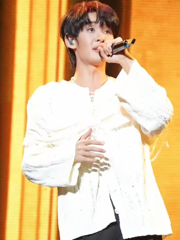 เพลง ระหว่างสายรุ้ง 🌈 #虹之间 เวอร์ชั่นของเย่เกอ คือเพราะมาก🥺 เป็นเพลงที่ชาเลนจ์มากเพราะคีย์สูงเสียดฟ้า ผู้หญิงร้องยังหอบ แต่เย่เกอก็ทำออกมาได้ดีเลย ✨✨ ///คอนเสิร์ต​เมืองอู่ฮั่นปีที่แล้ว #王赫野 #หวังเฮ่อเย่ #wangheye​ #ติ่งจีน #ติ่งจีน🇨🇳🇨🇳 #กําแพงเมืองจีนมันสูงเข้าแล้วออกยาก #นักร้องจีน #เพลงจีน #เพลงจีนเพราะๆ #chinesesong​ #chinesesinger​ 