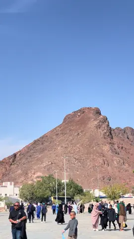 Wahai uhud 🥹  Jabal uhud Gunung yang berwarna kemerah merahan 😇
