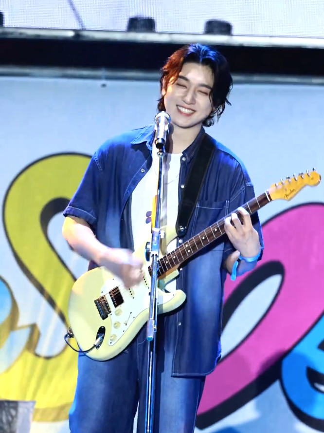 Joahamnidaaaaaa.... . . . . . #데이식스 #박성진 #sungjin #parksungjin #day6 #day6_official #fypage #kband #band #gitaris #fancam #kpop #korea #sing 